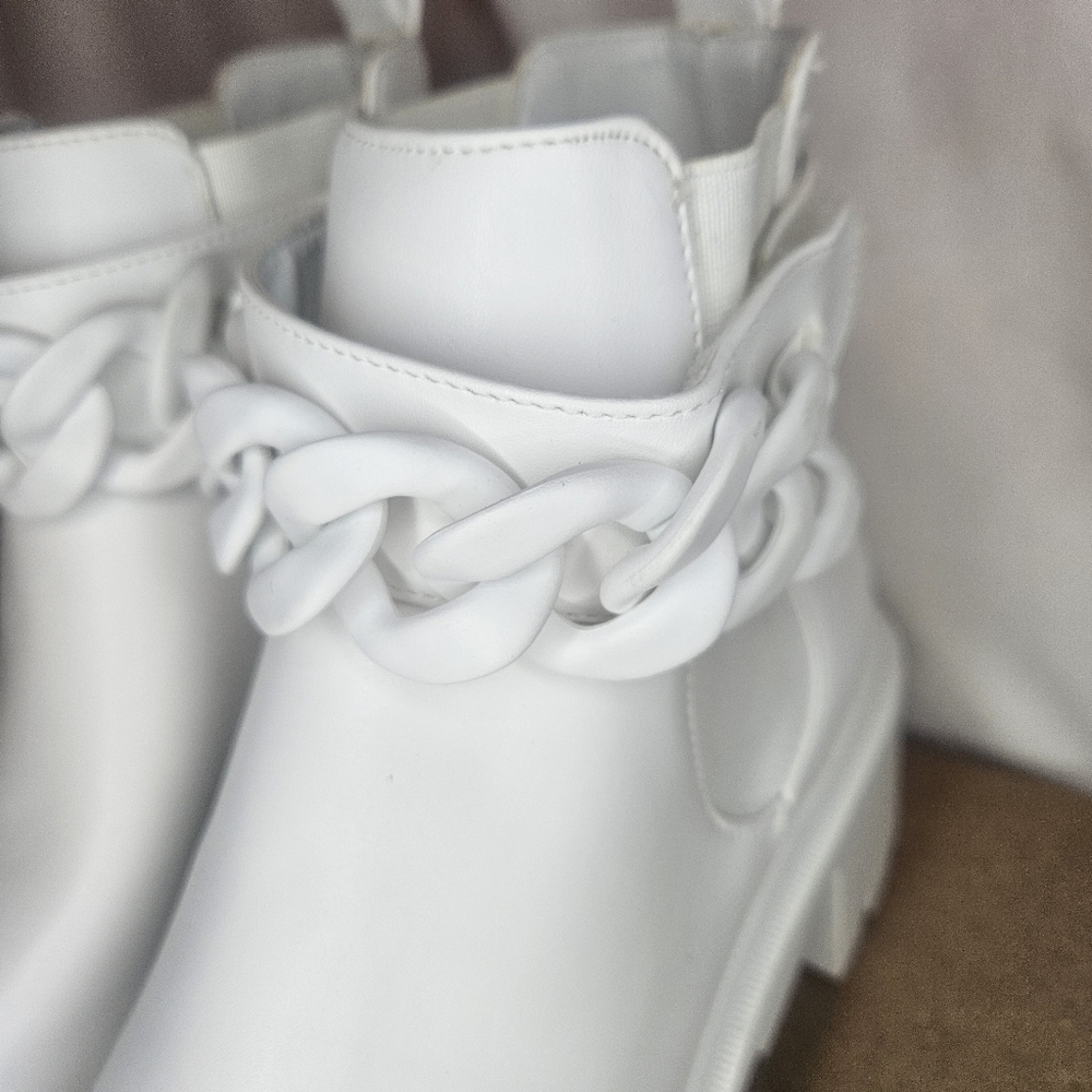 Steve Madden Amulet Chain Bootie Lug Heel White Sz 9 NWT Retail $130 - Picture 6 of 14